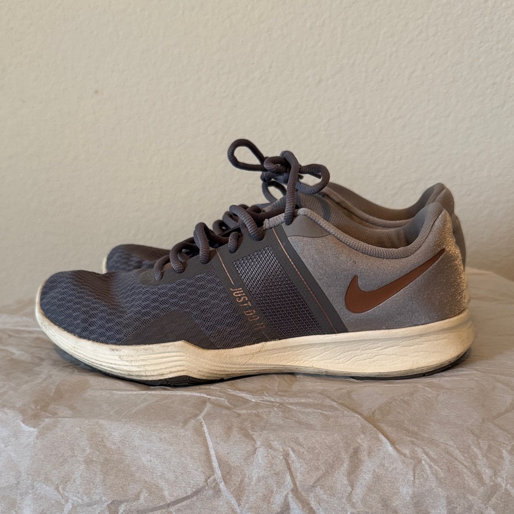 Women’s Gray and Rose Gold Nike Trainers size 7.5